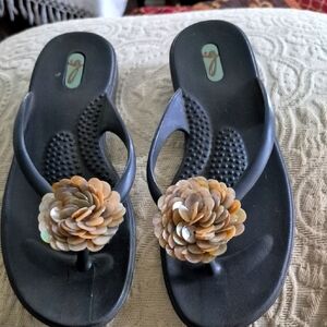 Oka Bee Shell Flower Thong Sandals M 7 - 8